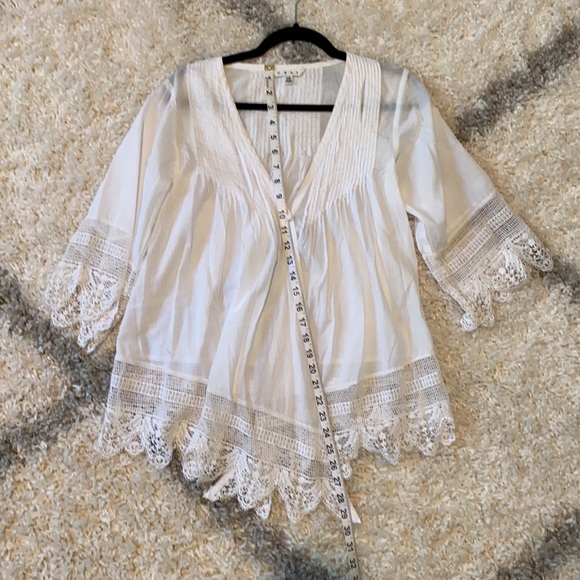 CAbi Crochet Pintuck Eyelet Boho V-Neck Tunic White Sz XS - Picture 3 of 4